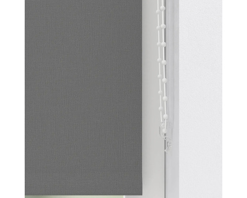 Grå rullgardin med kedjedrag vid fönstret