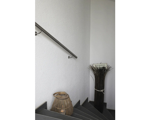 Trapphus med ledstång, dekorativ lykta och prydnadsgräs