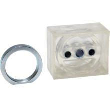 Metallring och genomskinlig kub med hål