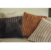 Dekorativa kuddar med ribbad tygstruktur