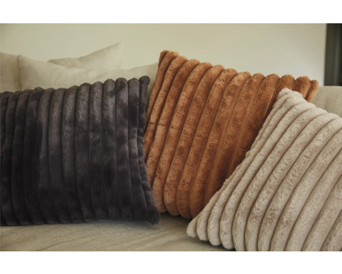 Dekorativa kuddar med ribbad tygstruktur