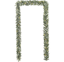 Dekorativ grangirlang med belysning för festliga tillfällen.