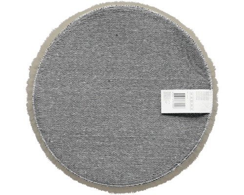 Rund matta med etikett på baksidan