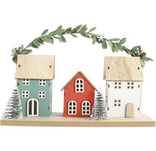 Dekorativ trähusradda med girlang och små julgranar