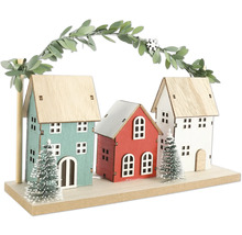 Dekoration med tre hus, träd och bladgirlang