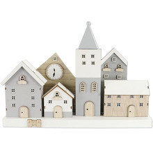 Dekorativ trähusscen med klocka