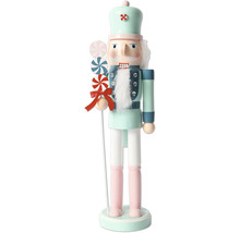 Dekorativ nötknäpparfigur med godisdekorationer.