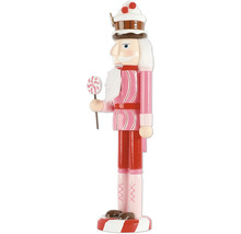 Dekorativ nötknäppare med karamell och mössa i form av en tårta