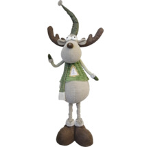 Dekorativ älg med mössa och halsduk som juldekoration