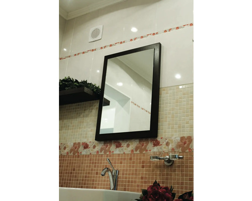 Badrum med spegel, handfat, kran och hylla