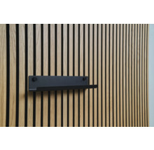 Akustikpanel med svart vägghylla