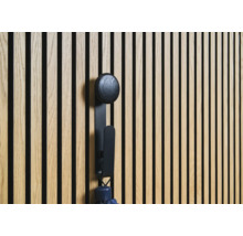 Väggpanel i trä med svart klädkrok och paraply