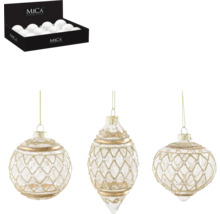 Tre julgranskulor med gyllene accenter och en låda med vita julgranskulor