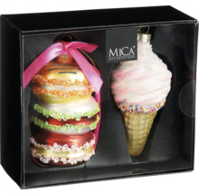 Två dekorativa ornament i en låda: en macaron och en glass.