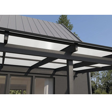 Detaljvy av en terrassmarkis med aluminiumram och polykarbonatplattor