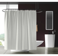 Modernt badrum med badkar, handfat, spegel och duschdraperi