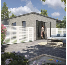 Terrass med insynsskydd, trädgårdsmöbler och murat hus