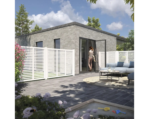 Terrass med insynsskydd, trädgårdsmöbler och murat hus