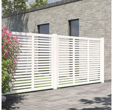 Insynsskyddsstaket med horisontella lameller framför ett hus