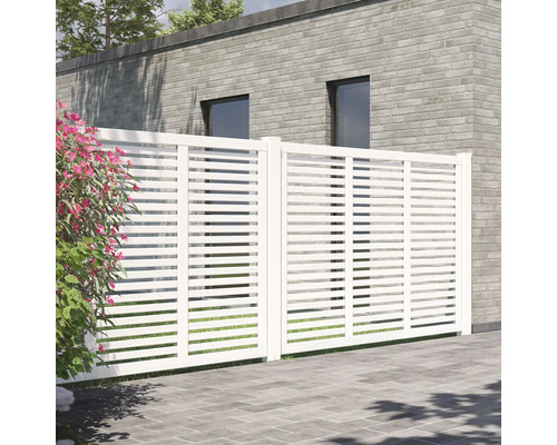 Insynsskyddsstaket med horisontella lameller framför ett hus