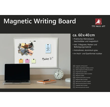 Magnetisk skrivtavla cirka 60 x 40 centimeter med träram och tillbehör på ett skrivbord