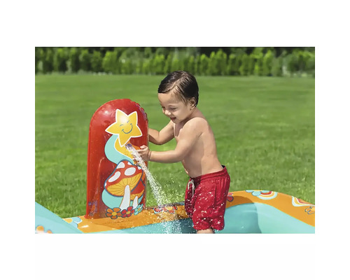 Barn leker med en uppblåsbar vattenleksak i trädgården