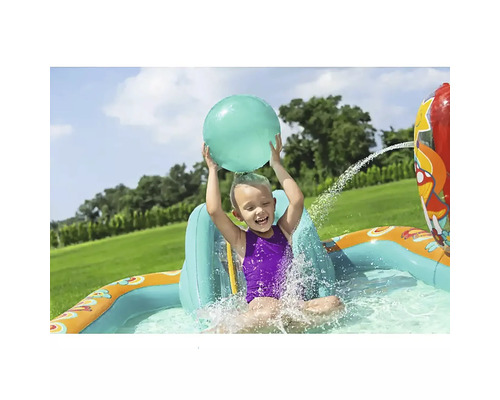 Barn leker med en boll i en uppblåsbar barnpool med vattenspridare i trädgården