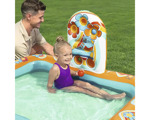 Uppblåsbar barnpool med rullskridskodesign och barn i vattnet