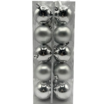 Tolv julgranskulor i en transparent förpackning.