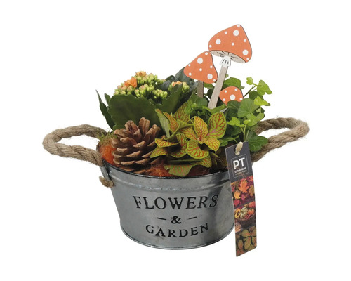 Blomsterarrangemang i en metallhink med texten Blommor och trädgård, tillsammans med dekorativa svampar och en tallkotte.