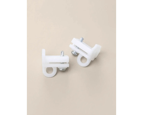 Två vita gardinrullar i plast med skruvar för gardinskenor.