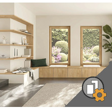 Vardagsrum med två träfönster och utsikt över trädgården