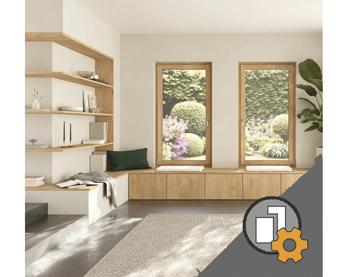 Vardagsrum med två träfönster och utsikt över trädgården