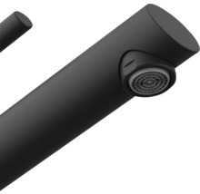 Detaljbild av en svart vattenkran med strålregulator