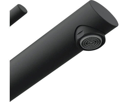 Detaljbild av en svart vattenkran med strålregulator