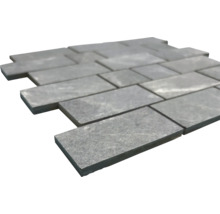 Mosaikmatta av natursten med rektangulära stenar