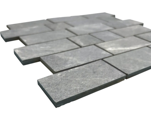 Mosaikmatta av natursten med rektangulära stenar