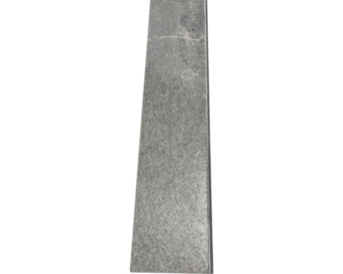 Grå naturstensplatta