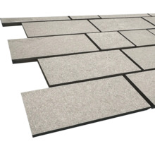 Grå terrassplattor av sten, lagda