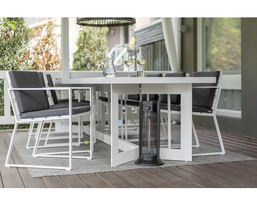 Trädgårdsscen med matbord, stolar och värmare för en mysig utomhusatmosfär