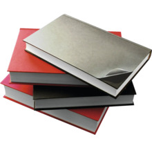 Stapel med tre inbundna böcker