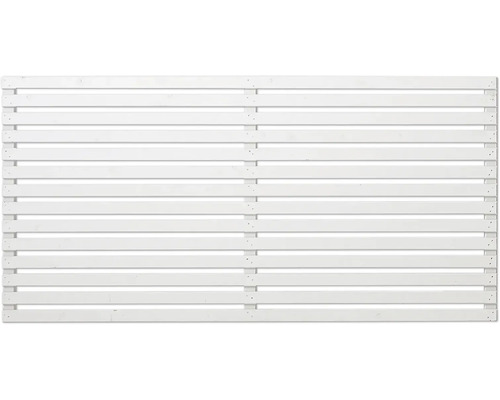 Trästaket med horisontella lameller för tomtgräns och insynsskydd.