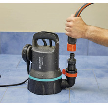 Gardena dränkbar pump för rent vatten med slanganslutning monteras.
