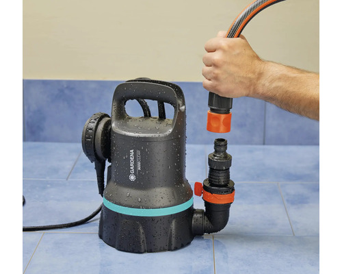 Gardena dränkbar pump för rent vatten med slanganslutning monteras.