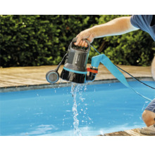 En dränkbar pump används för att pumpa ut vatten från en pool.