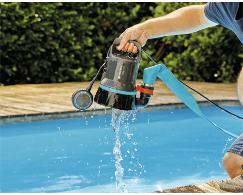 En dränkbar pump används för att pumpa ut vatten från en pool.