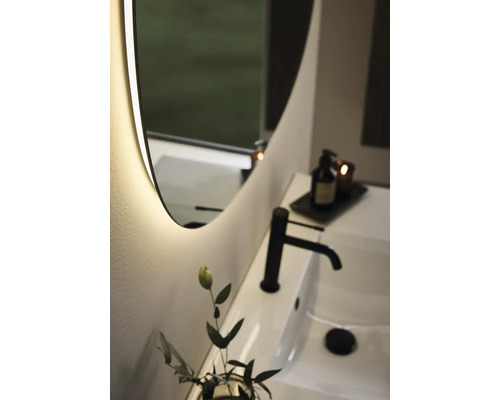 Badrumshandfat med blandare, spegel med belysning och dekoration