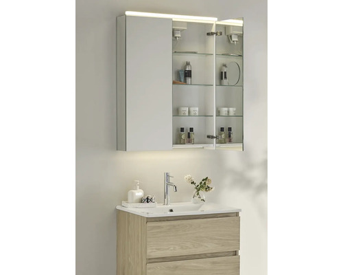 Badrum med tvättställsskåp, tvättställ och spegelskåp med belysning