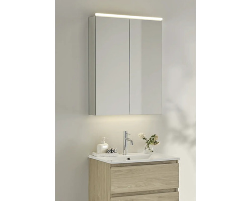 Badrum med spegelskåp inklusive belysning och tvättställsskåp