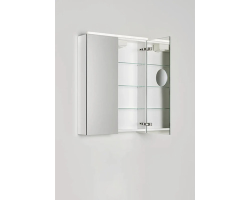Spegelskåp med öppna glasdörrar och integrerad spegel